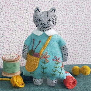 Mrs. Cat Loves Knitting Felt Craft Mini Kit - Corinne Lapierre Ltd