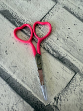 Load image into Gallery viewer, Heart Shaped Embroidery Scissors